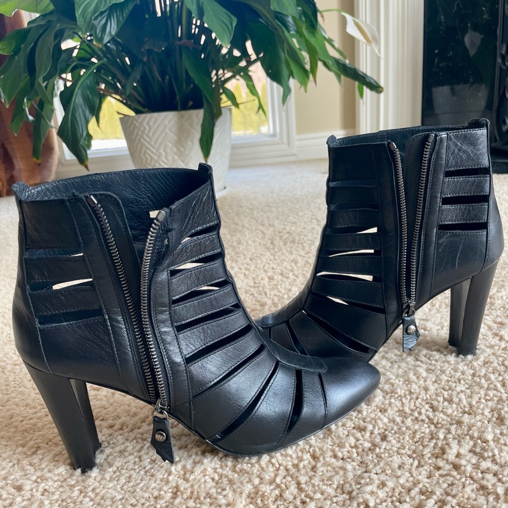Stuart Weitzman Black leather ankle booty,semi pointed toe. Size 9 & 1/2 M - Picture 4 of 9